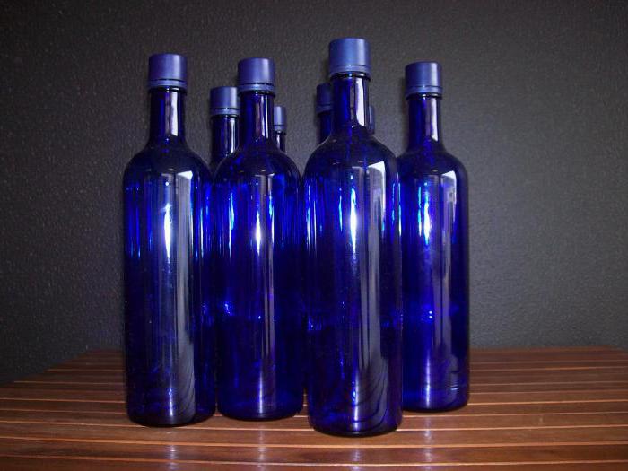 Više litarskih kobaltno plavih staklenih flaša sa kobaltno plavim zatvaracima