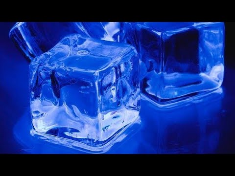 Na kobaltno plavoj podlozi dve kocke leda