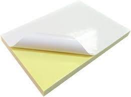 Zuti lepljivi papir pokriven belim papirom koji je malo zavrnut