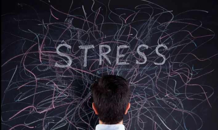 Teme crnokosog muskarca koji gleda u prepletene krive linije i rec strss