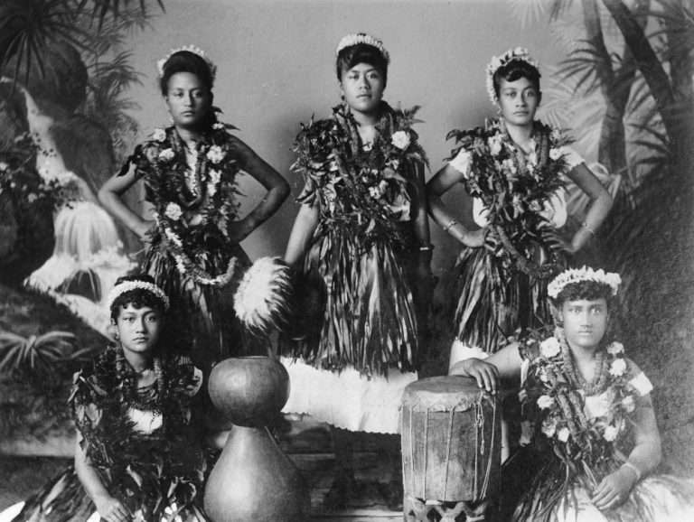 Pet Havajčana u tradicionalnim nošnjama