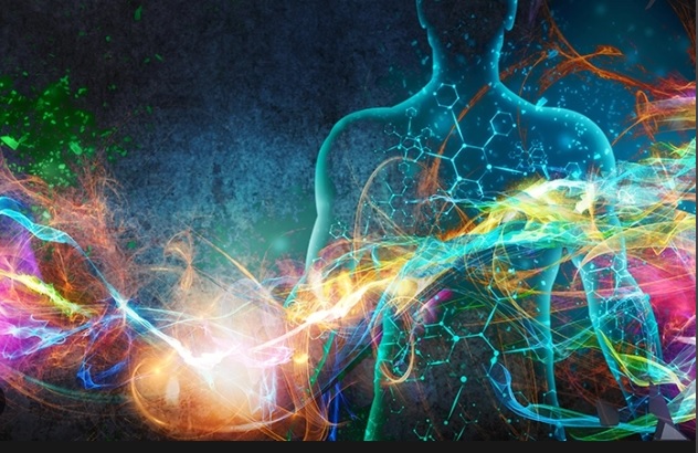 Prozirni gornji deo ljudskog tela okruzen raznobojnim talasima energije