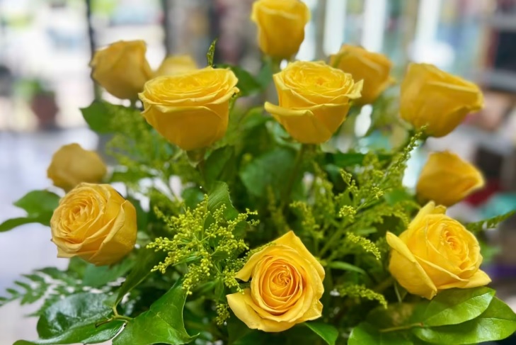 Buket pupoljaka i procvetalih zutih ruza