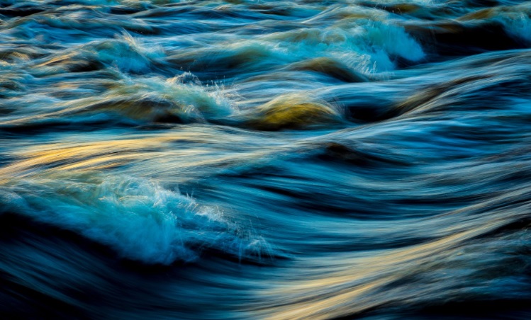 Niski plavi morski talasi