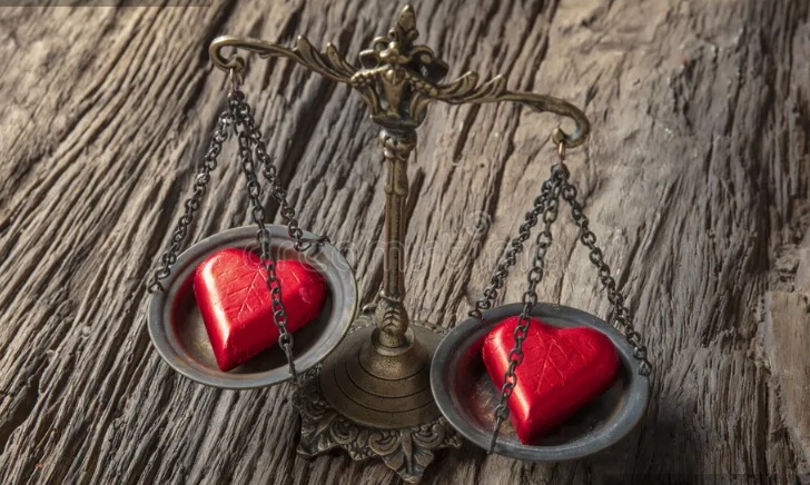 Na svakom tasu vage koja stoji na hrapavoj podlozi lezi po jedno crveno srce